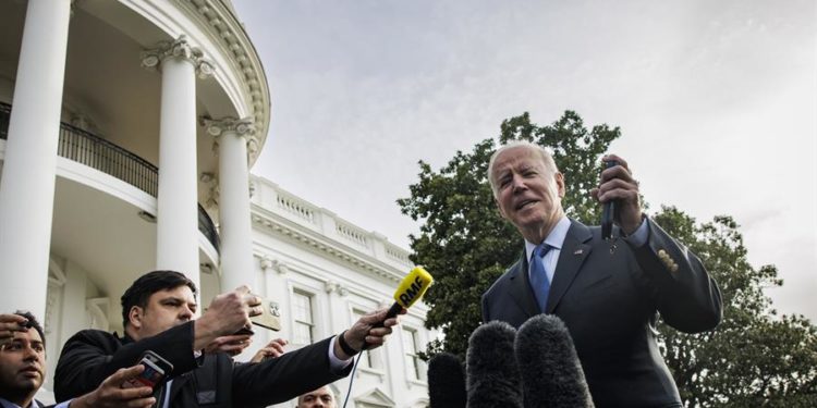 Biden ve una "amenaza real" de que Rusia use armas químicas en Ucrania