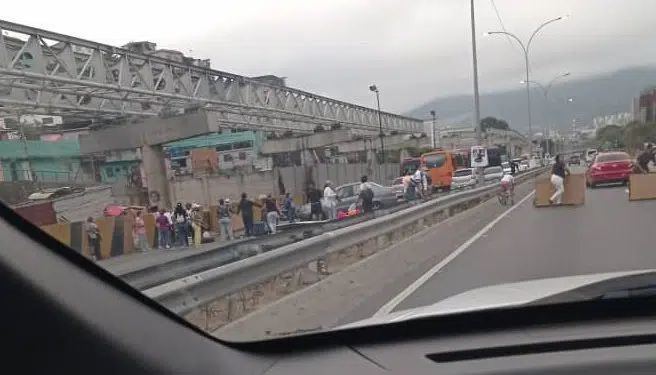 Habitantes de Petare bloquean la GMA para protestar por la mala prestación de los servicios de agua y gas (+fotos)