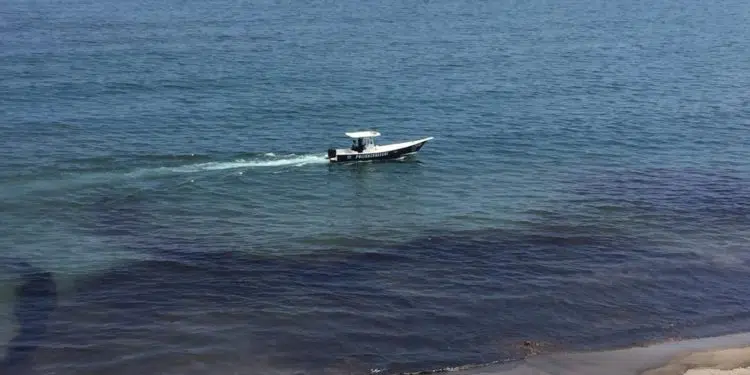 El alcalde de Lechería denuncia un "importante" derrame de hidrocarburos en las costas del municipio (+fotos)