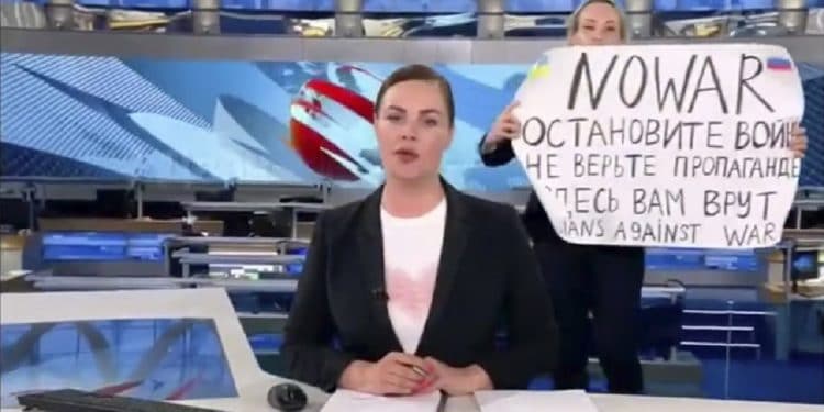 La periodista rusa que protestó en televisión sigue en paradero desconocido