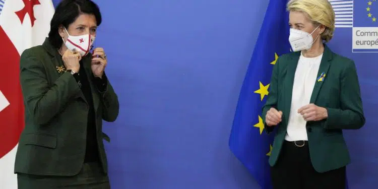 La presidenta de la Comisión Europea, Ursula von der Leyen (der.), y la presidenta de Georgia, Salome Zourabichvili (izq.), antes de una reunión en la sede de la UE en Bruselas, Bélgica, el 1 de marzo de 2022. (Bélgica, Bruselas) EFE