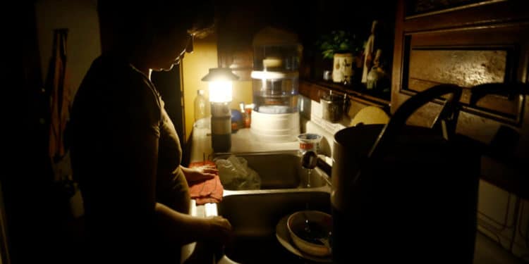 "Es un plan perverso": La causa de la crisis eléctrica en Venezuela, según Andrés Izarra