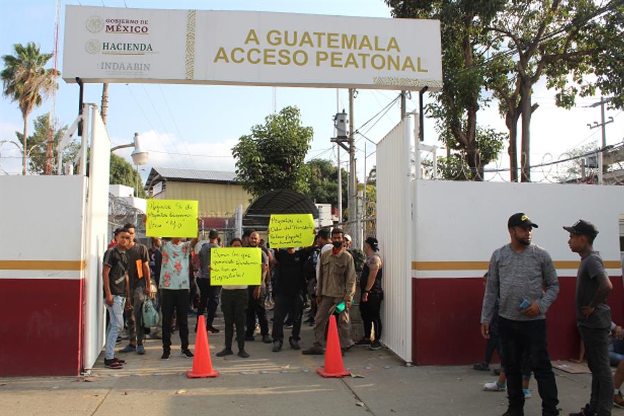 Venezolanos y cubanos protestan por visas en frontera de México y Guatemala