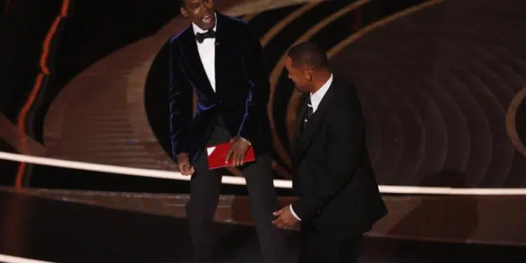 Will Smith desconcierta en la gala de los Oscar abroncando a Chris Rock