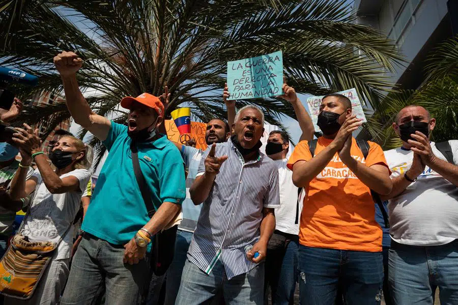 Caraqueños manifiestan respaldo a Ucrania con protesta ante la sede de la UE