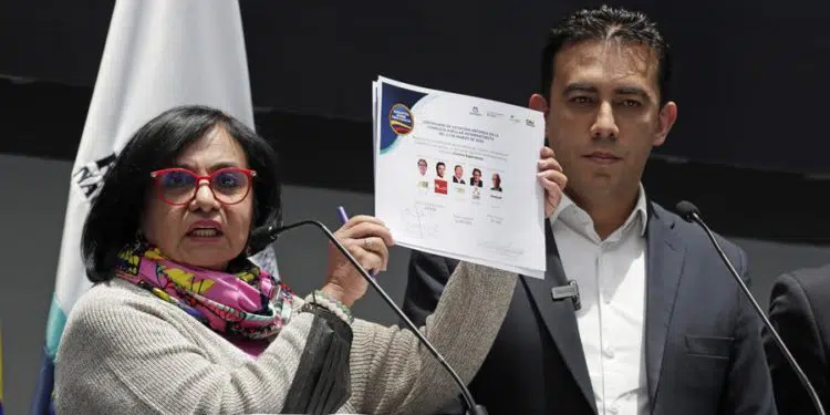 La Presidenta del Consejo Nacional Electoral (CNE), Doris Ruth Méndez (i) y el registrador Nacional, Alexánder Vega, ofrecen declaraciones hoy, en Bogotá (Colombia). El izquierdista Pacto Histórico consiguió 2.692.999 votos para el Senado en las elecciones legislativas en Colombia, según el escrutinio oficial publicado por la Registraduría Nacional, que le da casi 400.000 votos más de lo informado en el preconteo. EFE/ Carlos Ortega / Archivo