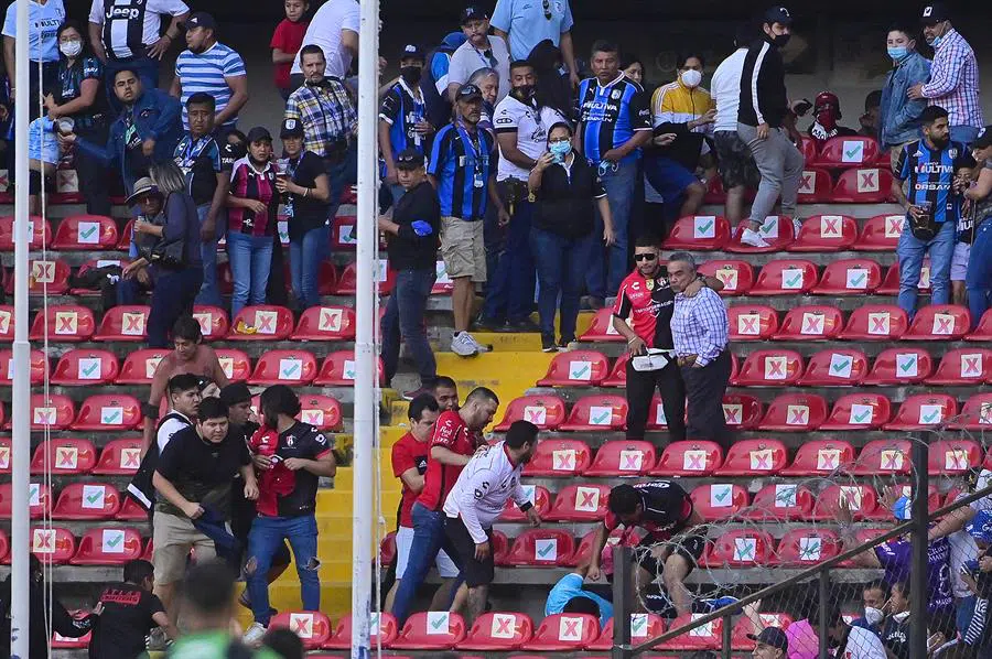 Al menos 22 heridos dejan disturbios en estadio de fútbol en centro de México