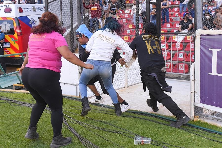 Al menos 22 heridos dejan disturbios en estadio de fútbol en centro de México
