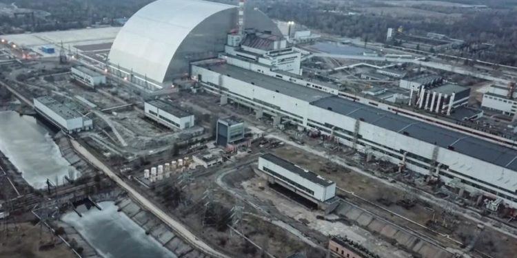 Rusia informa que controla las centrales nucleares ucranianas de Chernóbil y Zaporiyia
