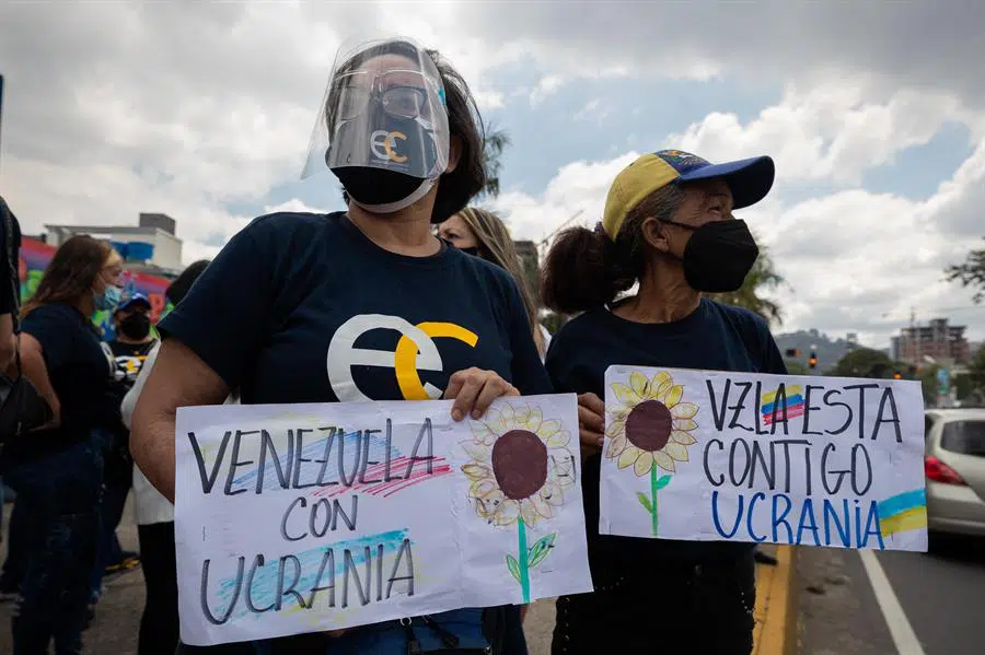 Caraqueños manifiestan respaldo a Ucrania con protesta ante la sede de la UE