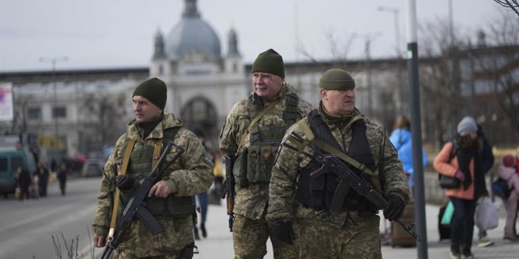 Militares ucranianos patrullan en la estación Central de Lviv este martes, desde la que la población abandona Ucrania en tren a Polonia.-EFE/Borja Sánchez-Trillo