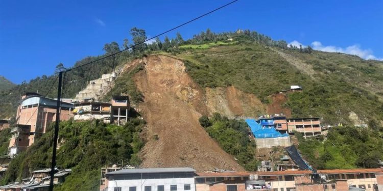 AME3487. LIMA (PERÚ), 15/03/2022.- Fotografía del deslizamiento de tierra de un cerro en la localidad Retamas, ubicado en el distrito de Parcoy, en la provincia de Pataz, en la región La Libertad en Lima (Perú). Un deslizamiento de tierra sucedido este martes provocó el sepultamiento de al menos 60 viviendas y la desaparición de siete personas, según informó la Policía Nacional, en la provincia de Pataz, región de La Libertad, al norte de Perú, aunque se desconoce por ahora la magnitud de los daños y el número total de afectados. EFE/ Cecilia Mamani /MÁXIMA CALIDAD DISPONIBLE