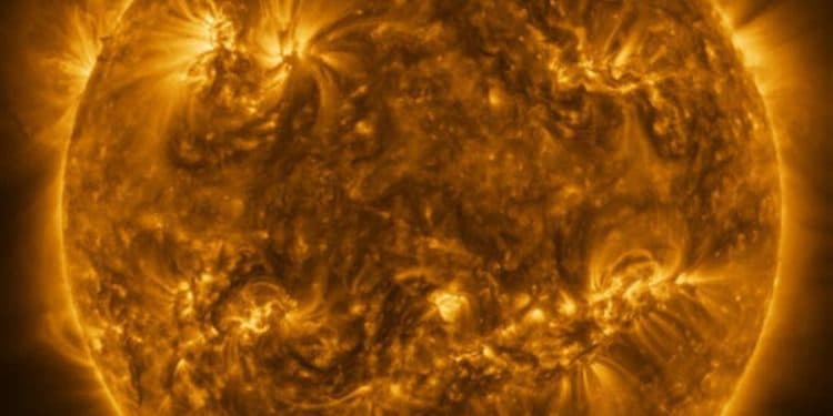 Las últimas imágenes del Solar Orbiter muestran el Sol completo con un detalle sin precedentes. Fueron tomadas el 7 de marzo, cuando la nave espacial cruzaba directamente entre la Tierra y el Sol, a 75 millones de kilómetros de nuestra estrella. Las imágenes muestran tanto el disco completo del Sol como su atmósfera exterior, la corona, y en otras recogen las diferentes temperaturas que se registran en la estrella.- EFE/ESA & NASA/Solar Orbiter/EUI team; Data processing: E. Kraaikamp (ROB) /SOLO USO EDITORIAL/