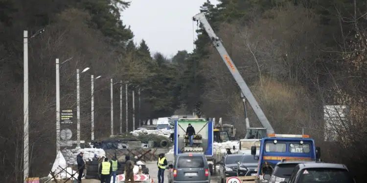 Cientos de controles de carreteras son montados con sacos terreros y piezas de hormigón en todas las vías de acceso, en las que se registran todos los vehículos por miedo a los espías rusos, este miércoles en Leópolis, Ucrania. Tropas rusas llevan a cabo hoy ataques sobre el centro de Járkov y en Mariúpol, entre otros lugares, a la espera de ver si se confirma para hoy una nueva ronda negociadora, para la que Moscú se dice dispuesta y que Ucrania no confirma. EFE / Manuel Lorenzo