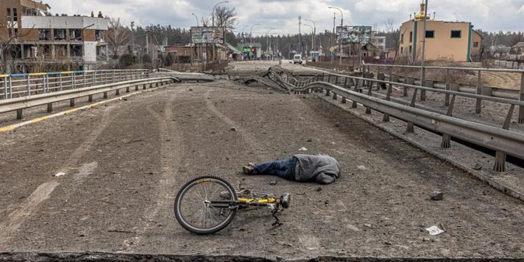 El cuerpo de un ucraniano yace sin vida en un puente de la ciudad de Irpín, en Kiev, este lunes. Irpín, una ciudad localizada cerca de Kiev, ha vivido duros enfrentamientos, casi una semana después del ataque, entre militares ucranianos y rusos forzando a miles de personas a huir de la ciudad. EFE/ Roman Pilipey