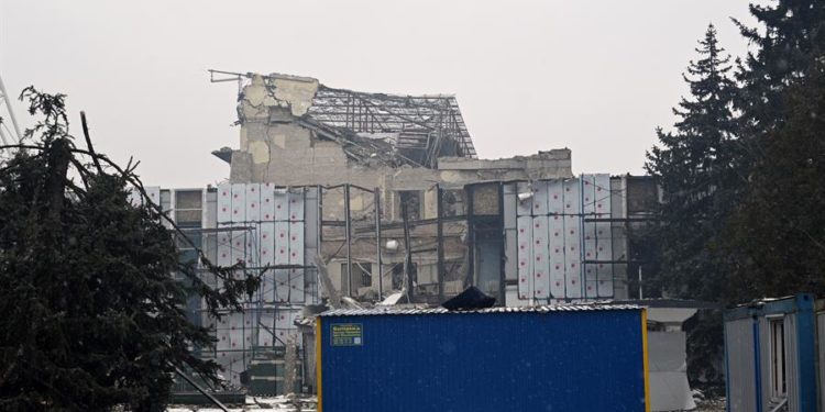 Vista del estado de un edificio destruido tras el bombardeo ruso a la torre de televisión de Kiev (Ucrania). EFE/ Ignacio Ortega