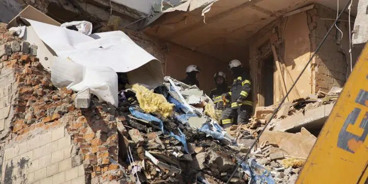 Bomberos ucranianos trabajan dentro de un edificio dañado tras un bombardeo en Kharkiv, Ucrania, 13 de marzo de 2022 (publicado el 14 de marzo de 2022). La ciudad de Kharkiv, la segunda más grande de Ucrania, ha sido testigo de repetidos ataques aéreos de las fuerzas rusas. Según ACNUR, la agencia de las Naciones Unidas para los refugiados, más de 2,6 millones de personas huyeron de Ucrania desde el comienzo de la invasión rusa el 24 de febrero de 2022. (Incendio, Rusia, Ucrania) EFE