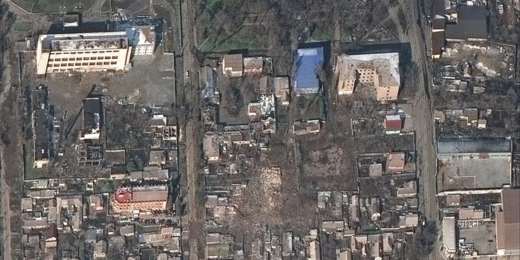 Una imagen satelital proporcionada por Maxar Technologies muestra edificios y viviendas destruidos en Mariupol, Ucrania, el 9 de marzo de 2022. Se observan grandes daños en la infraestructura civil de la ciudad y sus alrededores, incluidas viviendas, edificios de apartamentos de gran altura, tiendas de comestibles y centros comerciales. EFE