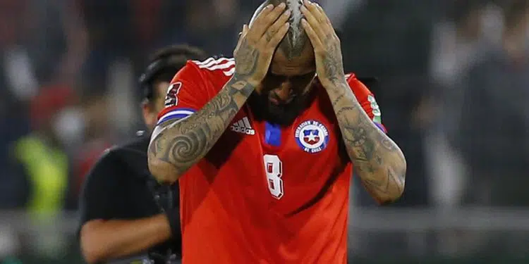 Arturo Vidal de Chile se lamenta hoy, al finalizar un partido de las eliminatorias sudamericanas para el Mundial de Catar 2022 entre Chile y Uruguay, en el estadio San Carlos de Apoquindo en Santiago (Chile). EFE/ Marcelo Hernández