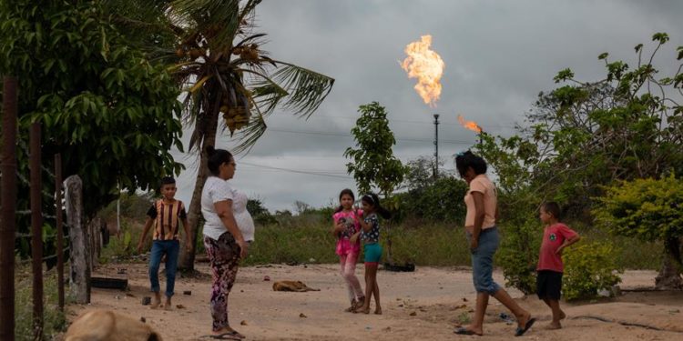 Los "mechurrios", la llama que no cesa en comunidades petroleras de Venezuela