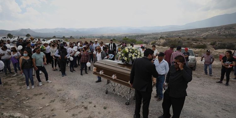 Familiares y amigos asisten al funeral de Debanhi Escobar hoy, en el panteón La Laguna, en el municipio de Galeana, estado de Nuevo León (México). La familia de Debanhi Escobar, mexicana hallada muerta en el norteño estado de Nuevo León tras dos semanas desaparecida, realizó este sábado el sepelio de la joven entre reclamos de justicia por el presunto feminicidio que la Fiscalía primero indagó como accidente. EFE/ Antonio Ojeda