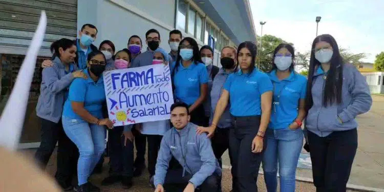 Decenas de trabajadores de Farmatodo protestan para exigir mejores salarios