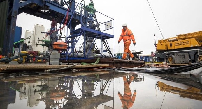 Reino Unido evalúa volver a permitir el "fracking" ante la crisis energética