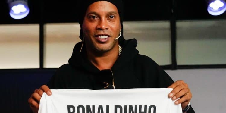 El exfutbolista del Barça Ronaldinho durante la presentación, este martes en Barcelona, del videojuego Metasoccer, que presenta al jugador un universo de fútbol alternativo 'play-to-earn', desarrollado en el 'blockchain'. EFE/Enric Fontcuberta