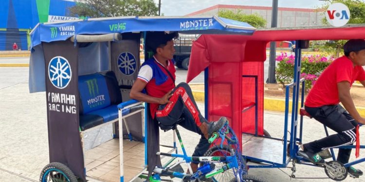 Los “bicitaxis” se multiplican en Venezuela por la escasez de gasolina