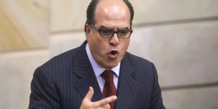 The president of the Venezuelan National Assembly, Deputy Julio Borges, speaks at the Colombian Congress about the crisis in his country, after meeting with the president of the Colombian Senate, Mauricio Lizcano in Bogota, on February 14, 2017. / AFP PHOTO / IVAN VALENCIA