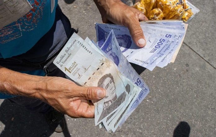 Bloomberg: ¿Por qué el uso de bolívares vuelve a tomar fuerza en Venezuela?