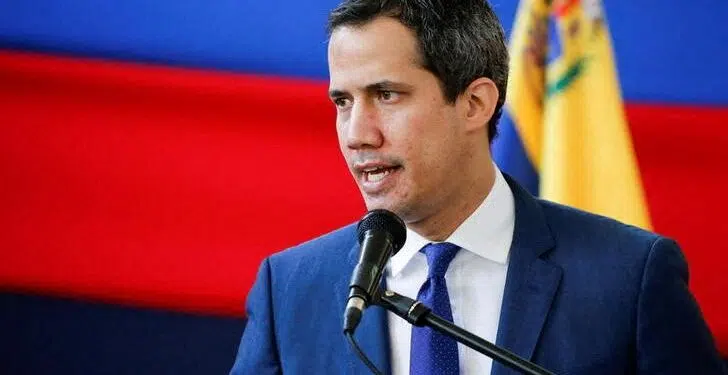 Imagen de archivo del líder opositor venezolano Juan Guaidó hablando con los medios tras las elecciones regionales y locales en Caracas, Venezuela. 22 noviembre 2021. REUTERS/Leonardo Fernández Viloria