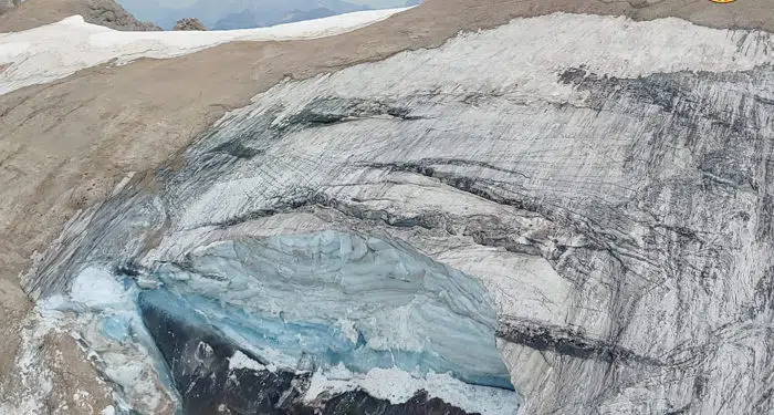 ROMA, 03/07/2022.- Seis personas han muerto y ocho se encuentras heridas, una de ellas de gravedad, tras el desprendimiento de un parte del glaciar de la Marmolada, en los Dolomitas (Alpes italianos) y no se descarta que pueda haber varios desaparecidos, confirmaron a EFE fuentes del Salvamento Alpino de la región Véneto (norte). Mientras tanto se está produciendo la evacuación de la zona por si se producen nuevos desprendimientos y se buscan posibles víctimas. EFE/  Salvamento Alpino del Veneto/SOLO USO EDITORIAL/SOLO DISPONIBLE PARA ILUSTRAR LA NOTICIA QUE ACOMPAÑA (CRÉDITO OBLIGATORIO)