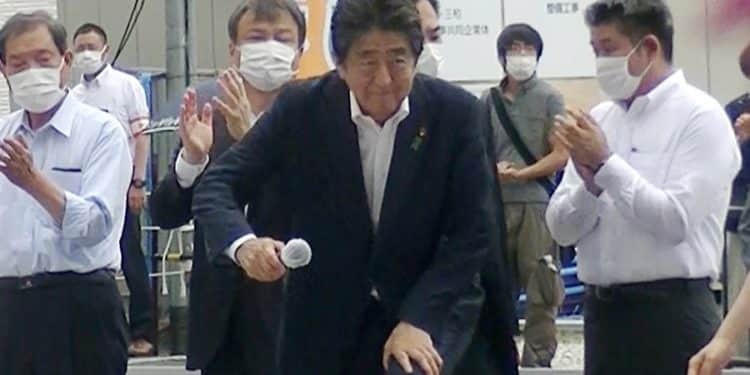 El ex primer ministro japonés Shinzo Abe (C) sube al podio para hablar a los votantes en apoyo del candidato de su partido durante una campaña electoral para la Cámara Alta en las afueras de la estación Yamato-Saidaiji del ferrocarril Kintetsu en Nara, Japón occidental, el 8 de julio de 2022, justo antes de fue disparado. El sospechoso Tetsuya Yamagami (2-R), de 41 años, quien fue arrestado por la policía, está parado detrás de Abe cuando Abe comienza a hablar. (Japón) EFE