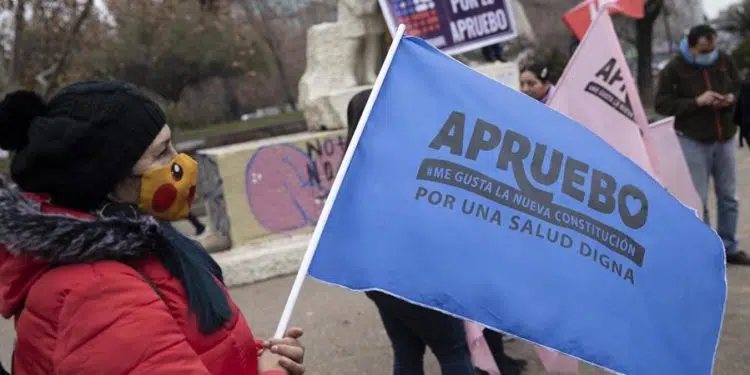 Simpatizantes de que se apruebe la nueva constitución chilena en el plebiscito del 4 de septiembre participaron en el arranque de la campaña, en Santiago (Chile). EFE/ Alberto Valdes