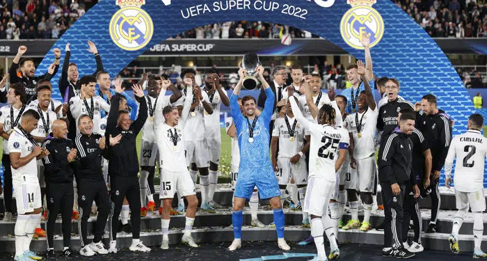 HELSINKI (FINLANDIA), 10/08/2022.- El portero del Real Madrid, Thibaut Courtois (c), levanza el trofeo junto a sus compañeros al término de la final de la Supercopa de Europa disputada por el Real Madrid y el Eintracht Frankfurt hoy miércoles en el Estadio Olímpico de Helsinki. EFE/Chema Moya