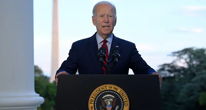 Washington (United States), 02/08/2022.- US President Joe Biden speaks during a briefing about a 'successful' counterterrorism operation that killed Al-Qaeda chief Ayman al-Zawahiri, from the Blue Room balcony of the White House, in Washington, DC, USA, 01 August 2022. (Terrorismo, Afganistán, Estados Unidos) EFE/EPA/JIM WATSON / POOL