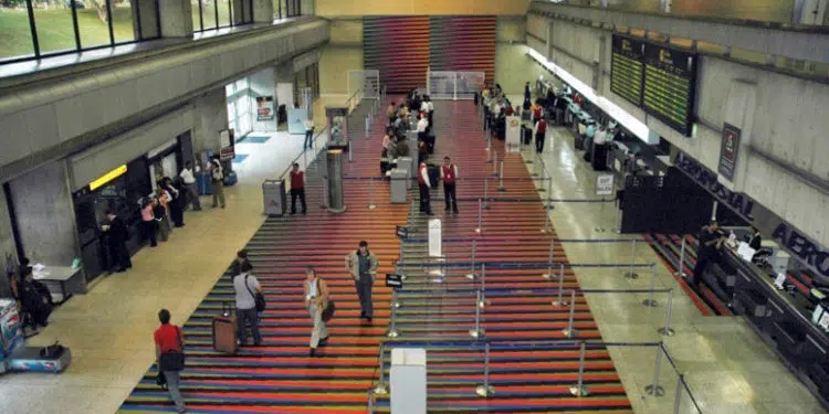 Una vista interna de la terminal aérea de Maiquetía, la principal de Venezuela.