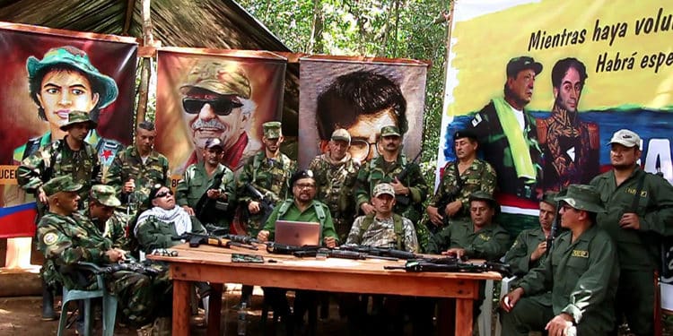 This TV grab taken from youtube and released on Septmber 4, 2019 shows former senior commanders of the dissolved FARC rebel army group in Colombia, Ivan Marquez(C) and fugitive rebel colleague, Jesus Santrich (wearing sunglasses), on an undisclosed location announcing the creation of a clandestine political organization that will seek to "eradicate corruption" and to form a social base that defends the group's politics. (Photo by - / various sources / AFP)