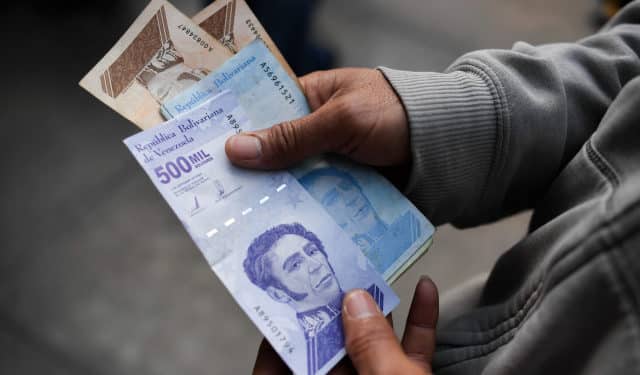 A man holds the new five hundred thousand-Bolivar-note after leaving a bank in Caracas on March 15, 2021. - The Central Bank of Venezuela (BCV) informed earlier this month that it was introducing three new notes - which together are worth less than one US dollar to the official rate, amid unstoppable inflation. (Photo by Federico PARRA / AFP)
