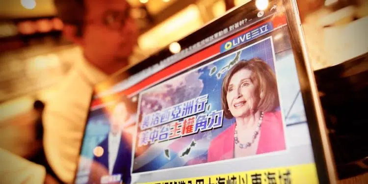 Un residente observa una noticia sobre la esperada visita de la presidenta de la Cámara de Representantes de Estados Unidos, Nancy Pelosi, en Taipei, Taiwán, este martes. Varios medios de comunicación de Taiwán informaron de que Nancy Pelosi iba a visitar Taiwán el 2 de agosto. EFE/ Ritchie B. Tongo