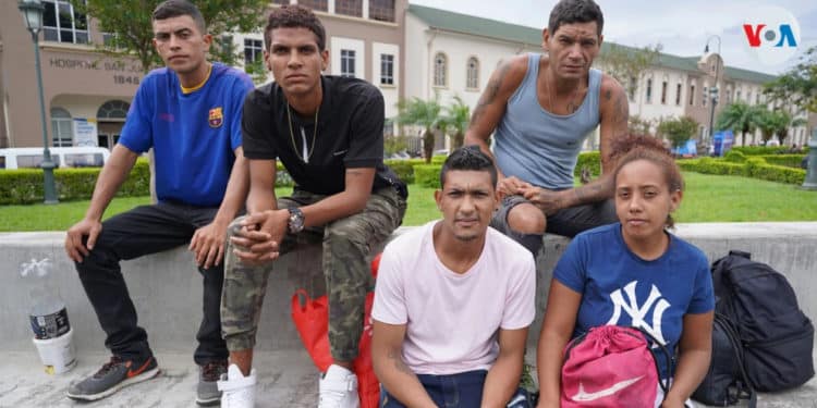 Un grupo de migrantes venezolanos en Costa Rica. Foto Houston Castillo, VOA