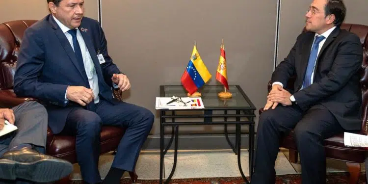 El ministro español de Asuntos Exteriores, José Manuel Albares (d), habla con su homólogo venezolano, Carlos Faría, durante una reunión bilateral hoy, en la sede de las Naciones Unidas en Nueva York (EEUU). Albares mantendrá una docena de reuniones bilaterales y participará en una veintena de actos programados durante la Semana Ministerial de la Asamblea General de Naciones Unidas, en Nueva York. EFE/Ángel Colmenares