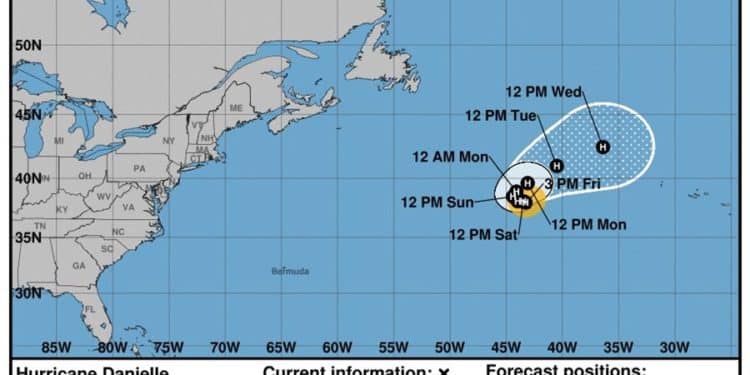 Imagen cedida hoy por la Oficina Nacional de Administración Oceánica y Atmosférica de Estados Unidos (NOAA), a través del Centro Nacional de Huracanes (NHC), donde se muestra el pronóstico de cinco días del paso del huracán Danielle por el Atlántico. El primer huracán de 2022 en el Atlántico se formó este viernes a partir de la tormenta tropical Danielle pero no representa peligro para tierra, según los datos del Centro Nacional de Huracanes (NHC) de EE.UU. EFE/NOAA-NHC /SOLO USO EDITORIAL /NO VENTAS /SOLO DISPONIBLE PARA ILUSTRAR LA NOTICIA QUE ACOMPAÑA /CRÉDITO OBLIGATORIO