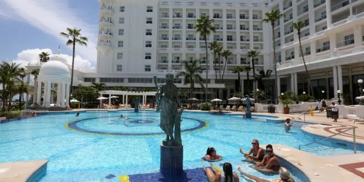 Fotografía de archivo fechada el 19 de julio de 2021, donde se observa a turistas en la piscina del Hotel Riu Palace las Américas, en el balneario de Cancún, estado de Quintana Roo (México). Los 20 hoteles de la empresa RIU en México lograron aumentar en 2021 el número de clientes alojados, tras una caída de casi el 50 % en 2020 y hasta superar las cifras previas a la pandemia de 2019, según datos de la empresa. EFE/ Alonso Cupul ARCHIVO