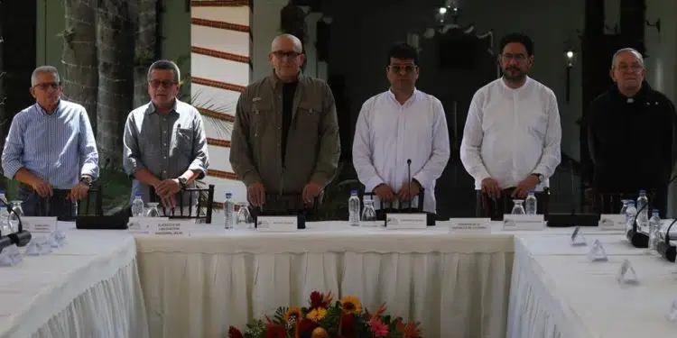 Desde la izquierda, los voceros del ELN Aureliano Carbonell, Pablo Beltrán, y Antonio García, los voceros del gobierno colombiano Iván Danilo Rueda e Iván Cepeda Castro, y el sacerdote Héctor Fabio Henao participan en una reunión con voceros del gobierno colombiano hoy, en Caracas (Venezuela). La guerrilla del Ejército de Liberación Nacional (ELN) y el Gobierno de Colombia retomarán las negociaciones de paz el próximo noviembre, según un acuerdo firmado este martes por las partes en Venezuela, país que actuará como garante en los diálogos, junto a Cuba y Noruega. EFE/ Miguel Gutiérrez