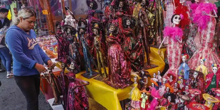 omerciantes venden productos para celebrar el Día de Muertos, en el mercado de Jamaica, el 30 de octubre de 2022, en Ciudad de México (México). Los mexicanos preparan su tradicional altar para el Día de Muertos, el 1 y 2 de noviembre, mientras afrontan la inflación más alta en dos décadas, que ha elevado el precio de la tradicional ofrenda en casi 18 %cost. EFE/ Isaac Esquivel