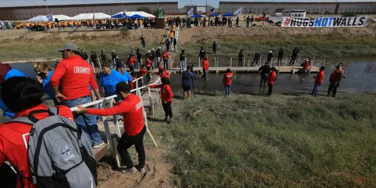 Familias de migrantes se reúnen durante el encuentro "Abrazos, no muros" hoy, en el borde del Río Bravo en la fronteriza Ciudad Juárez, Chihuahua (México). EFE