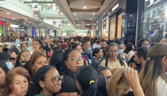Las colas para comprar en el Sambil de Caracas por el Black Friday (+fotos y video) - ALnavío