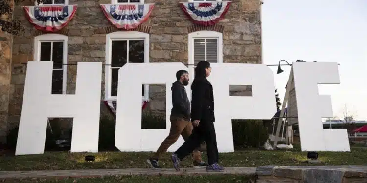 La gente camina fuera de un colegio electoral en la Old Stone School después de votar el día de las elecciones, en Hillsboro, Virginia, Estados Unidos. Las elecciones intermedias de Estados Unidos se celebran cada cuatro años de cada mandato presidencial y este año incluye elecciones para los 435 asientos de la Cámara de Representantes, 35 de los 100 escaños del Senado y 36 de los 50 gobernadores estatales, así como numerosos escaños locales y cuestiones electorales. EFE/ Michael Reynolds